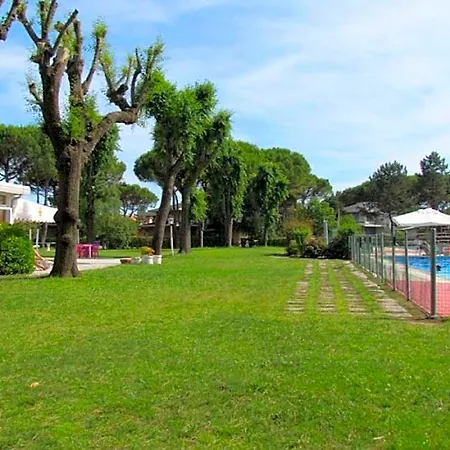 Apartament With Large Swimming Pool And Place