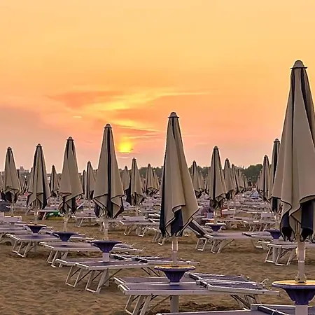 With Large Swimming Pool And Place Apartament Bibione