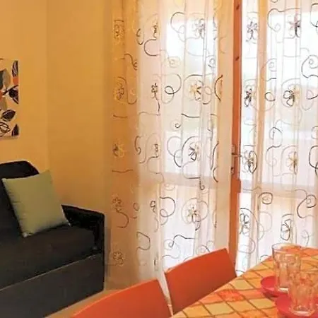 With Large Swimming Pool And Place Apartament *